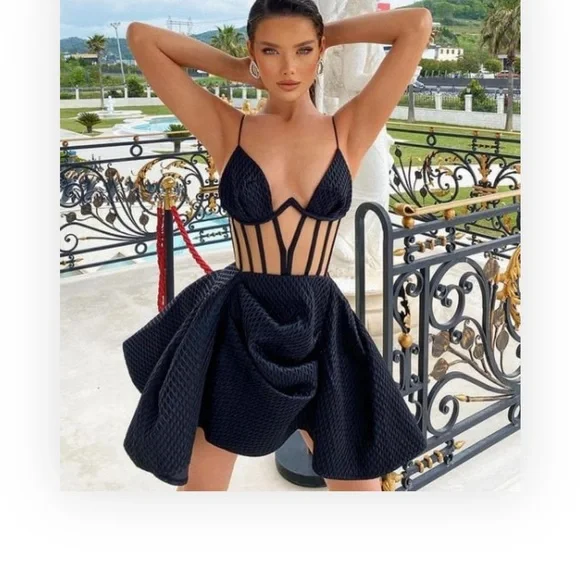 Elegant Black Dress - Picture 2 of 15